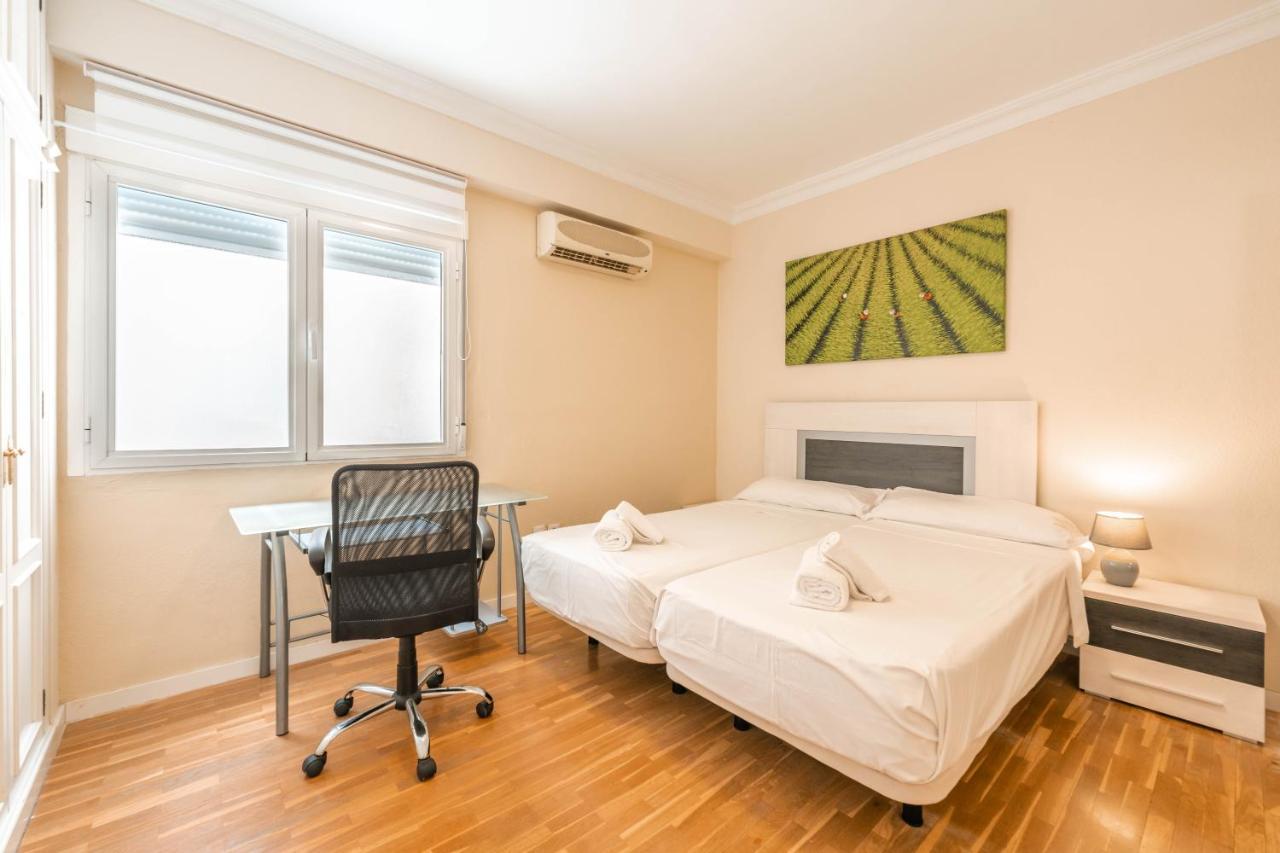 Gran Apartamento De 3 Habitaciones Junto A La Catedral Малага Екстериор снимка